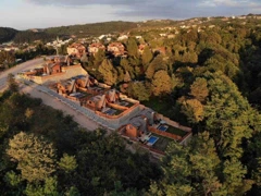SAPANCA’DA 2.451 M2 ARSA İLE BİRLİKTE SATILIK BUNGALOV TESİSİ