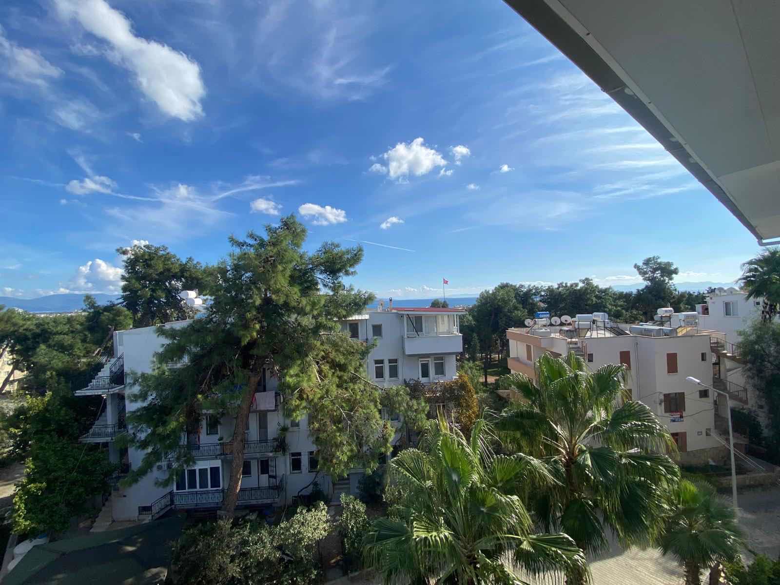 ACİL SATILIK! ÇAMLIK’TA DENİZ & DOĞA MANZARALI 2+1 ÇATI KATI – DENİZE 250 M!