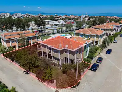GÜZELBAHÇE YALI`DA HAVUZLU BUTİK SİTEDE BAKIMLI GENİŞ KÖŞE VİLLA..