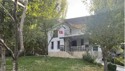 KONAK'TA MÜSTAKİL EŞYALI VİLLA 500 M² ARSA İÇİNDE HUZURLU YAŞAM