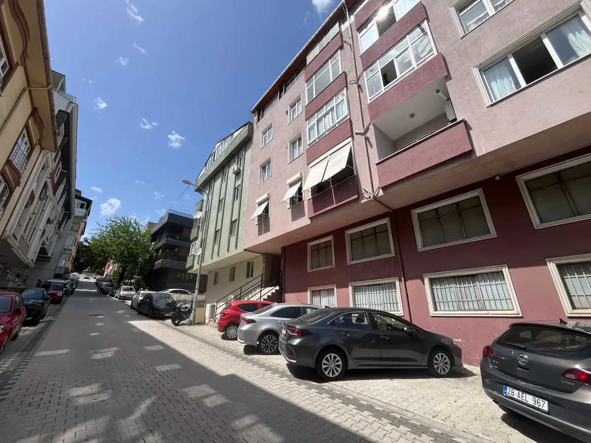 LİBADİYE KAVŞAĞINA ÇOK YAKIN KONUMDA ARA KATTA E.BANYOLU 3+1