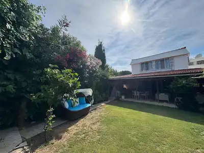 ÇEŞME ILICA SWİSSOTEL SOKAĞINDA, DENİZE YÜRÜME MESAFESİNDE 4+1 VİLLA
