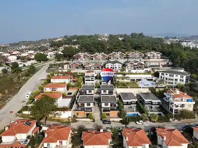 KUŞADASI’NDA 2021 YAPIMI, 3 KATLI 3+2 MÜSTAKİL EV | 235 M² NET | KREDİYE UYGUN