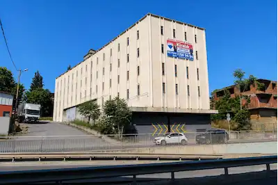 PENDİK E-5 YANYOL ÜZERİNDE 3.800M² KOMPLE TİCARİ BİNA