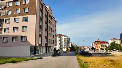 RE/MAX LAND'DEN ANA CADDEYE YAKIN İŞLEK KONUMDA ÖNÜ AÇIK DÜKKÂN