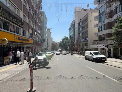 TUNALI HİLMİ CADDE ÜZERİ 400M2 DEPO VE İŞYERLERİNE UYGUN KİRALIK