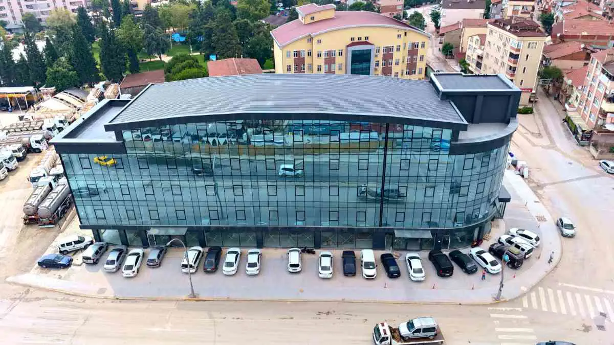 DERİNCE'DE ULAŞIMIN MERKEZİNDE 810 M² KİRALIK PLAZA KATI