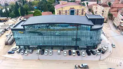DERİNCE'DE ULAŞIMIN MERKEZİNDE 810 M² KİRALIK PLAZA KATI