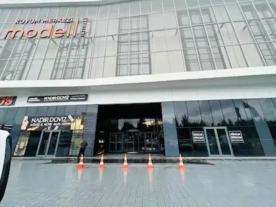 MODEL KUYUM MERKEZİNDE  ASMA KATLI KİRALIK DÜKKAN
