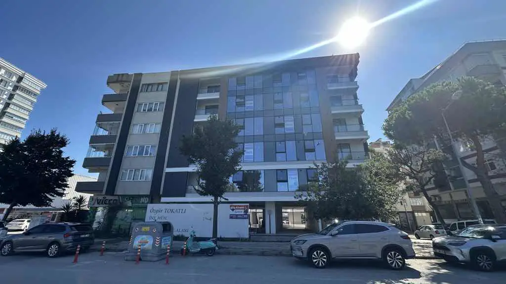 REMAX BARLAS GÜRLER'DEN ANA YOLA CEPHE SATILIK LÜKS 72 M2 OFİS