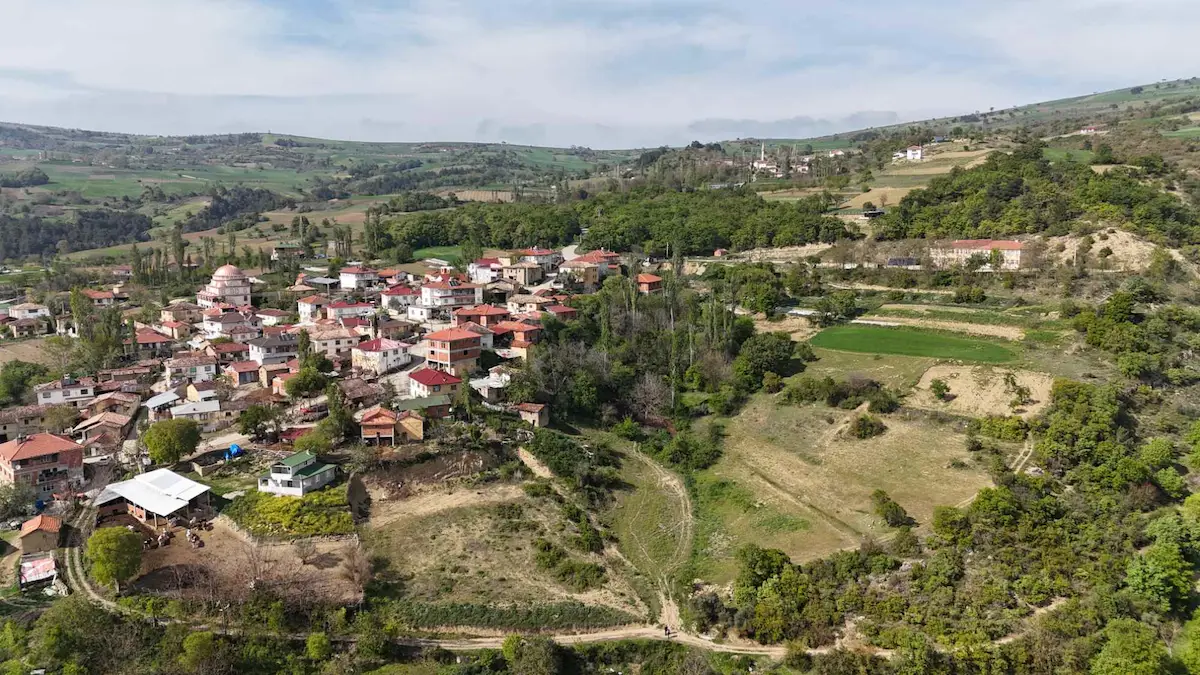 GEYVE KARACAÖREN'DE 1.728 M2 İMARLI ARSA