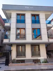 YEDITEPE ÜNI. YANI ARA KAT 1+1 AYRI MUTFAKLI VE BALKONLU