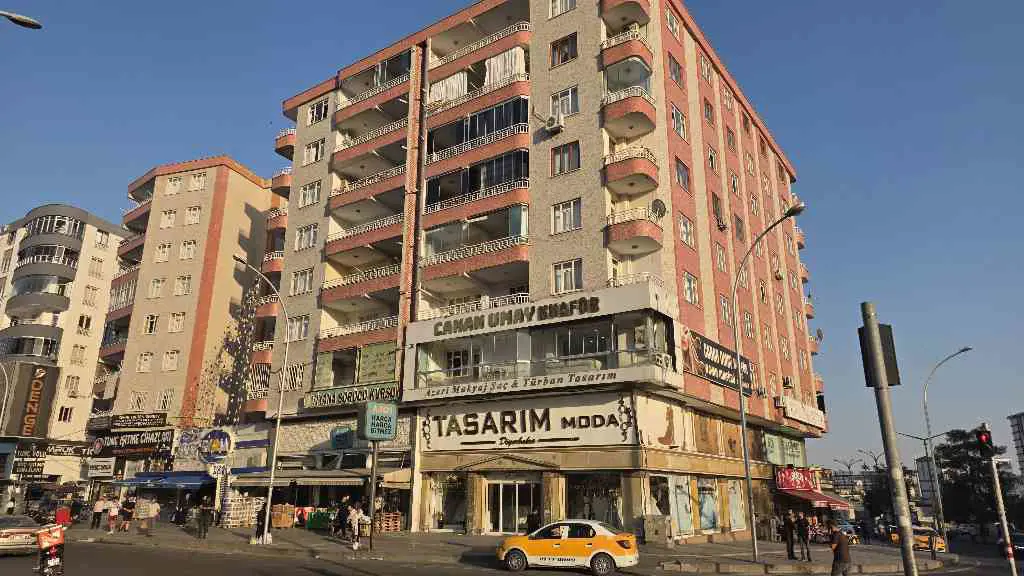 TESİSLER KAVŞAĞI’NDA KİRALIK 200 M² İŞYERİ