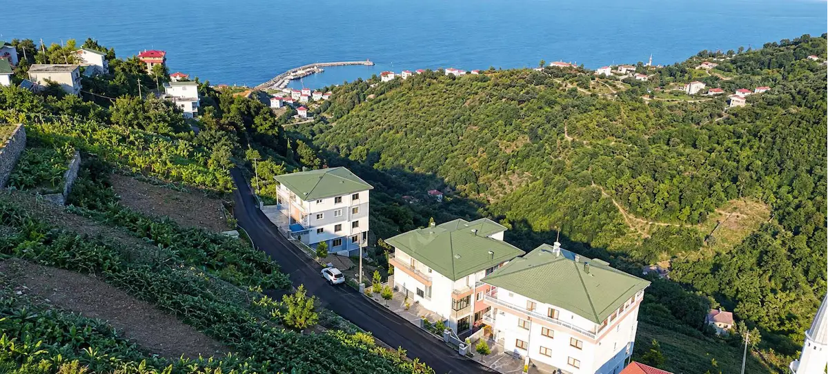 AKÇAABAT AKÇAKALE'DE DENIZ MANZARALI IMARLI ARSA