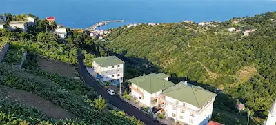 AKÇAABAT AKÇAKALE'DE DENIZ MANZARALI IMARLI ARSA