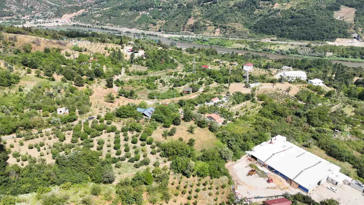 REMAX MAVİ'DEN GEYVE BAĞLARBAŞI'NDA YOL, SU, ELEKTRİK OLAN BAHÇE