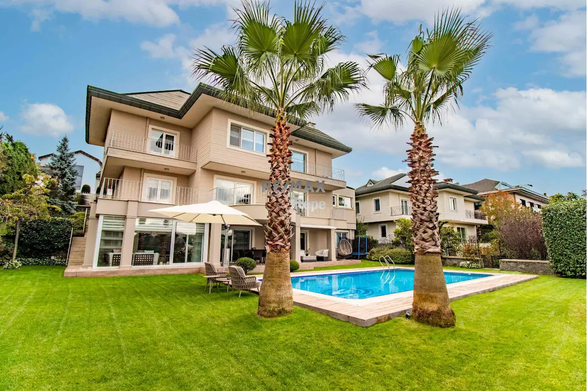 TEK YETKİLİ REMAX 7 TEPE'DEN ACARKENT'TE YÜKSEK KONUM VE NEZİH SOKAKTA SATILIK B TİPİ VİLLA
