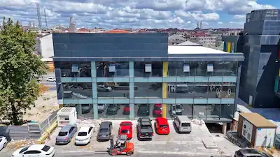 AKÇABURGAZ'DA HADIMKÖY YOLU ÜZERİNDE KİRALIK KOMPLE TİCARİ BİNA