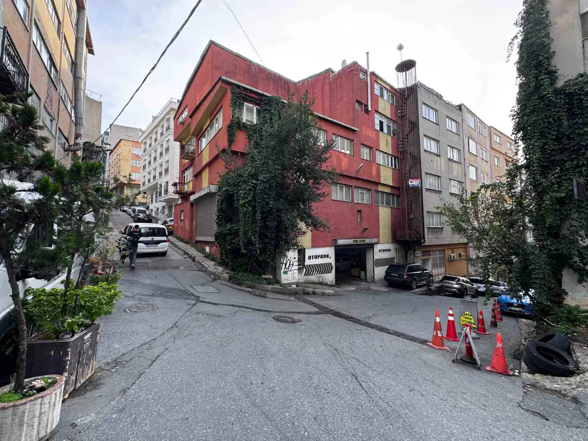 4.LEVENT METROYA YAKINI BÜYÜKDER CAD BIR ARKASINDA, SATILIK BİNA