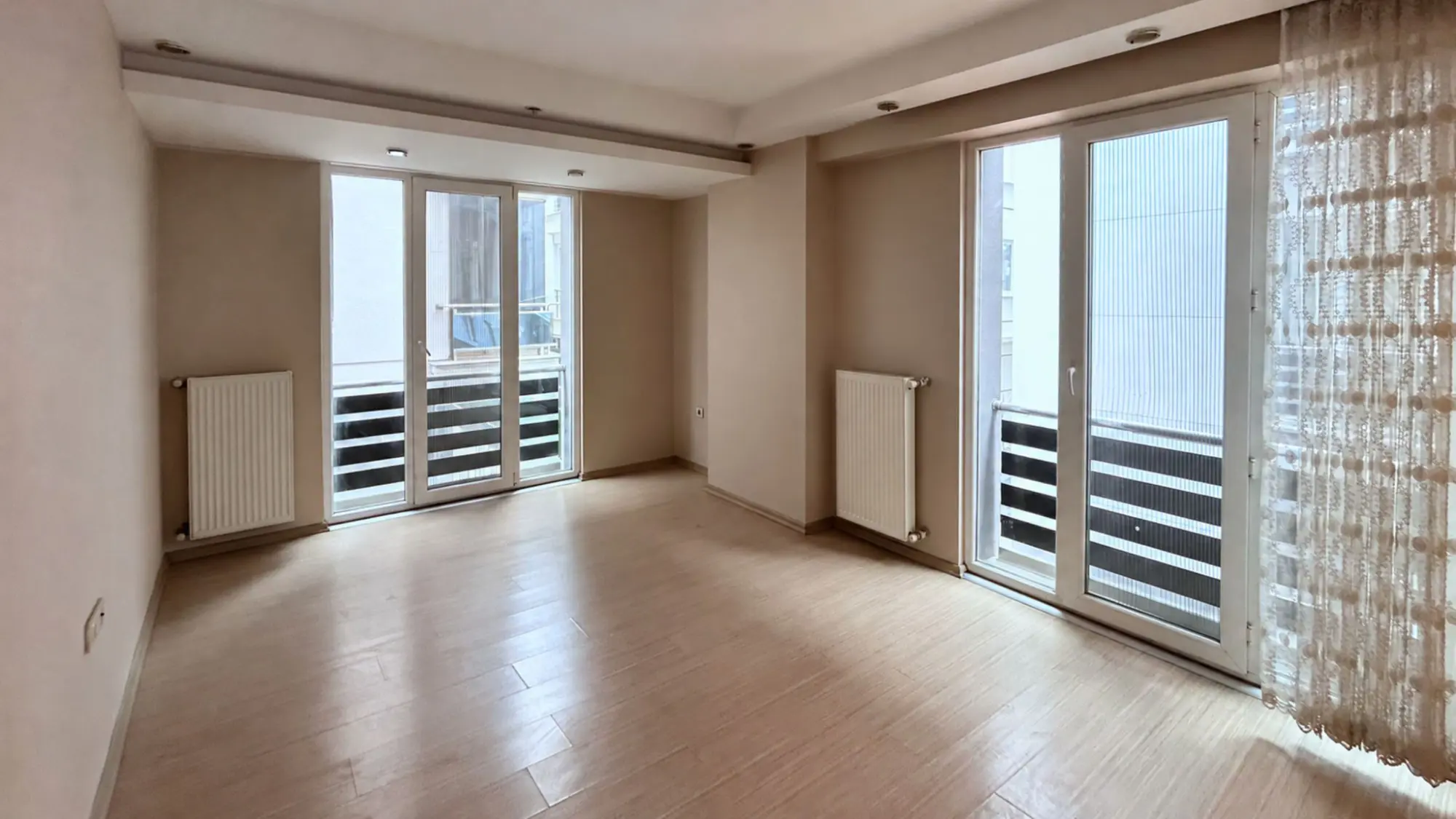 RE/MAX’TEN EKİNOBA’DA ADLİYE & E-5'E YÜRÜME MESAFESİNDE, KREDİYE UYGUN, SİTE İÇİNDE, BOŞ 1+1
