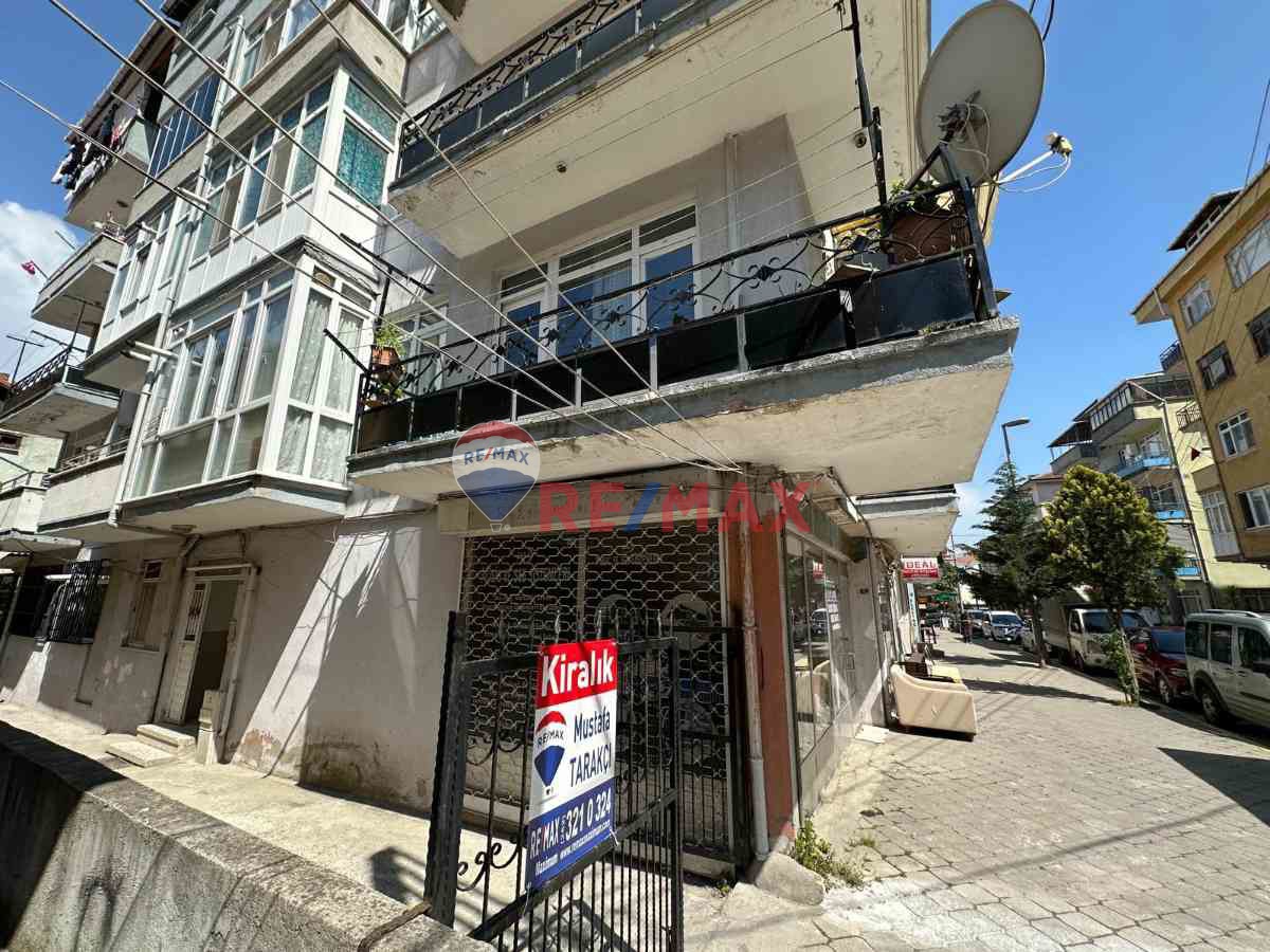 GÖLCÜK ÇARŞIDA BOŞ DURUMDA KLIMALI EŞYALI KİRALIK ARA KAT 3+1 DAİRE