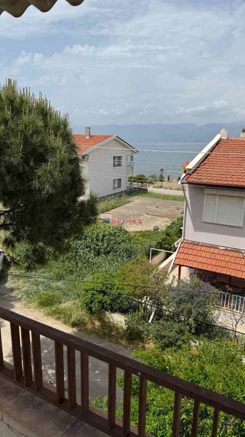 BURHANIYE İSKELE'DE DENIZE 30 M. BAHÇELI, TAM MÜSTAKIL SATILIK