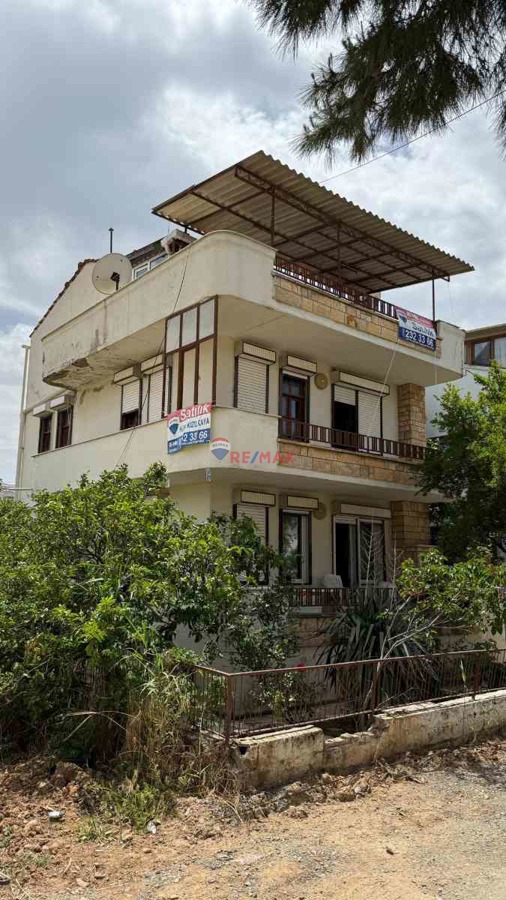 BURHANIYE İSKELE'DE DENIZE 30 M. BAHÇELI, TAM MÜSTAKIL SATILIK