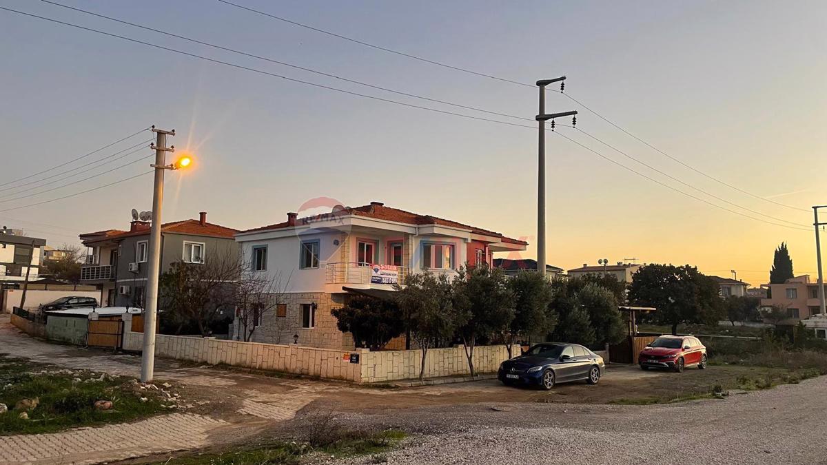 SEFERİHİSAR TEPECİK MAH. MERKEZİ KONUMDA BÜYÜK BAHÇELİ KİRALIK VİLLA