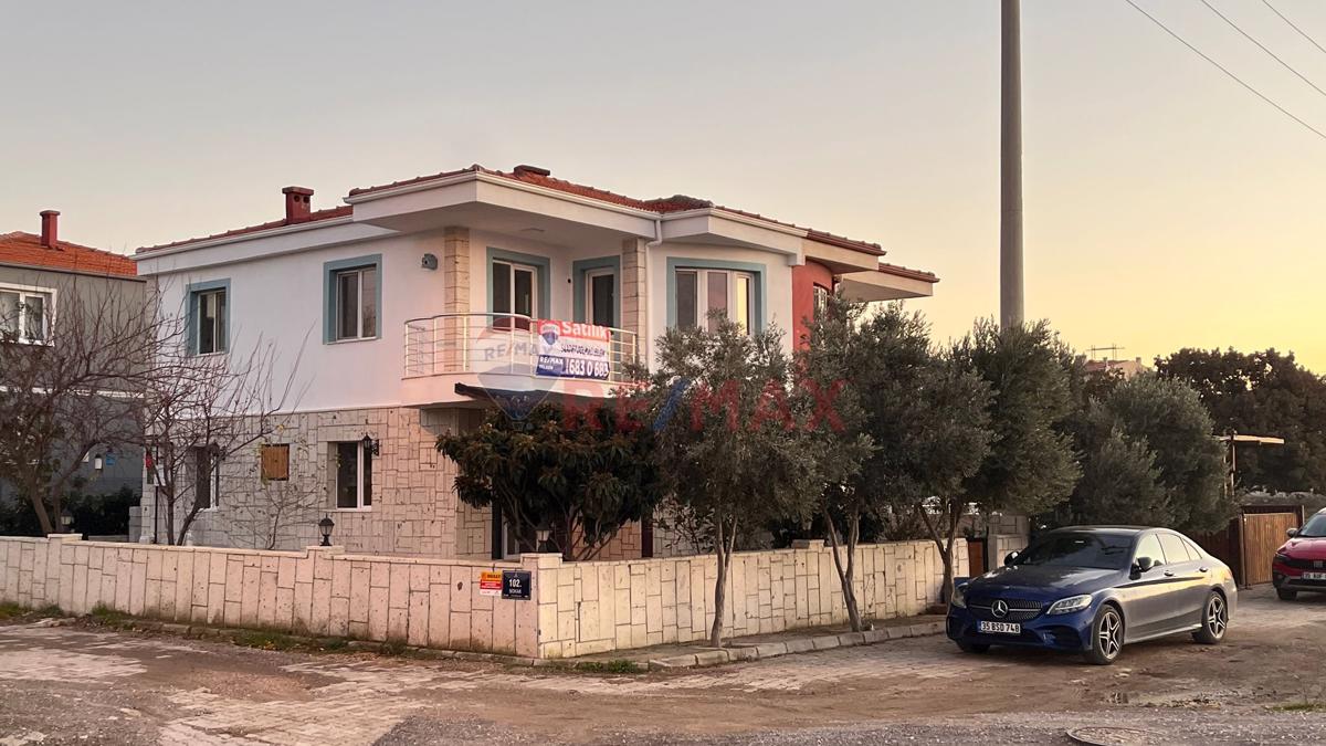 SEFERİHİSAR TEPECİK MAH. MERKEZİ KONUMDA BÜYÜK BAHÇELİ KİRALIK VİLLA