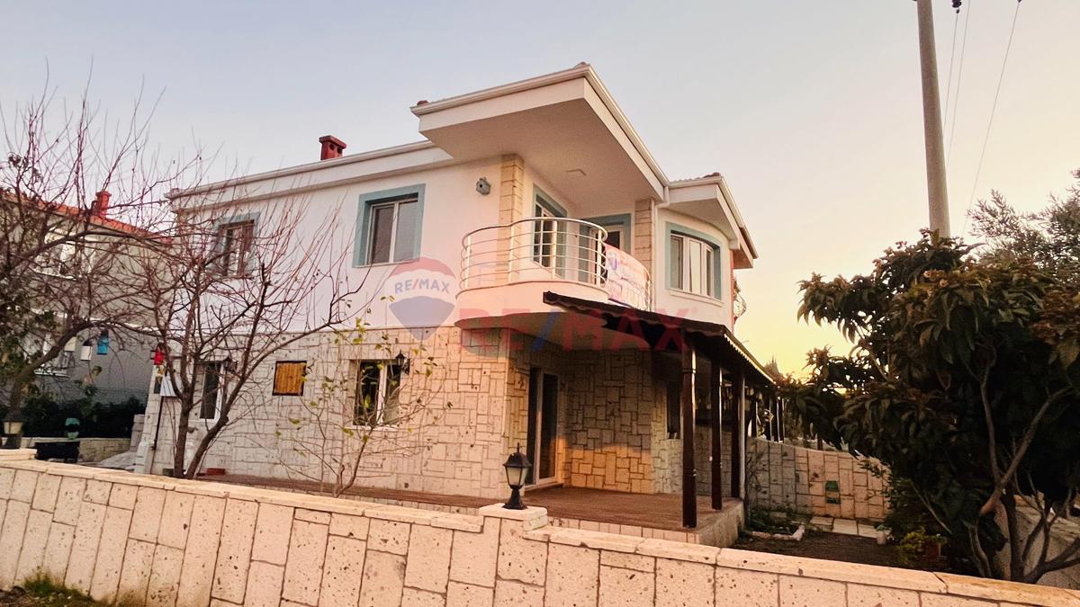 SEFERİHİSAR TEPECİK MAH. MERKEZİ KONUMDA BÜYÜK BAHÇELİ KİRALIK VİLLA