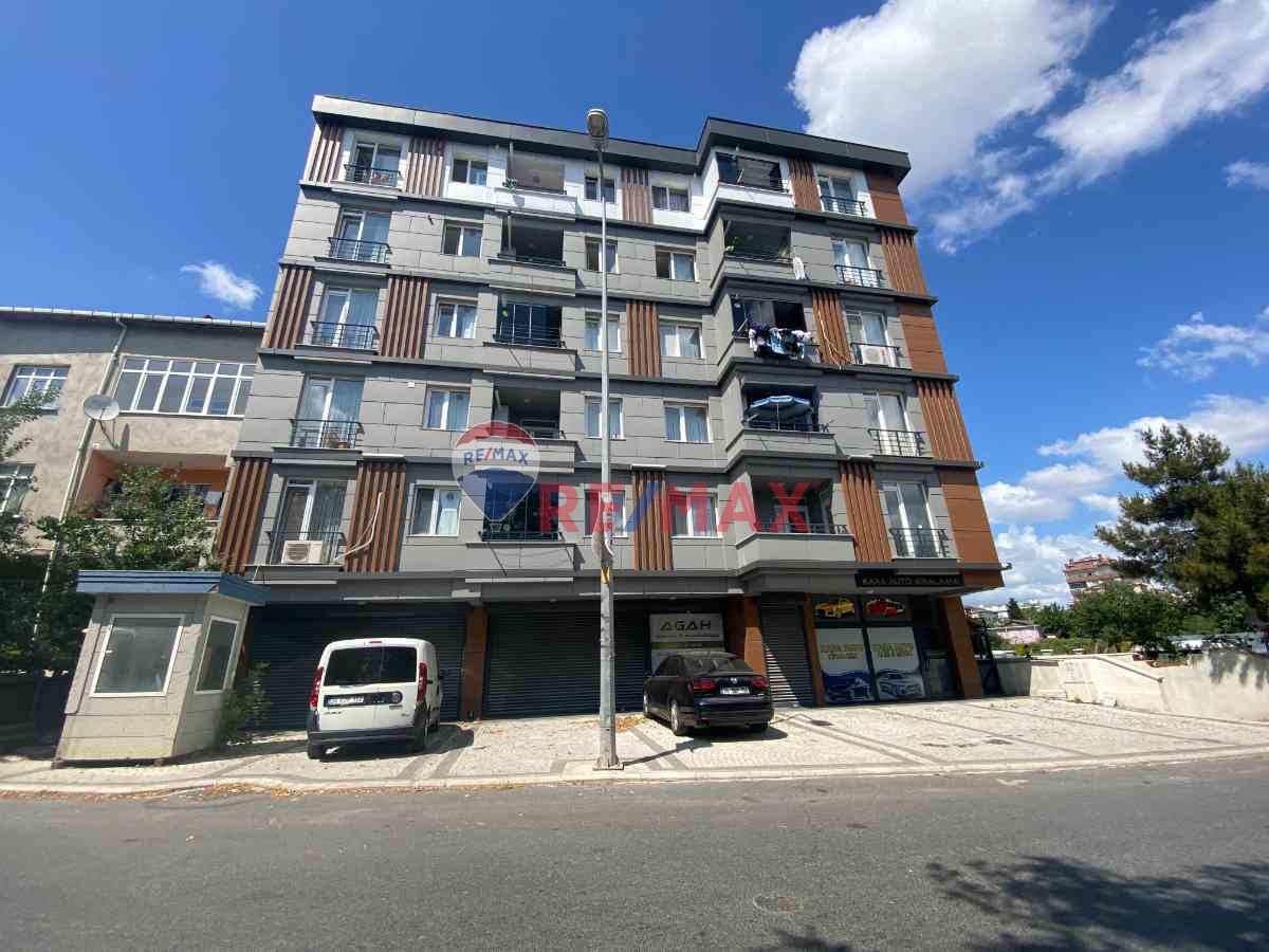 SANCAKTEPE'DE BUTIK SITE IÇINDE OTOPARKLI YENI BINADA SATILIK 3+1 DAİRE 