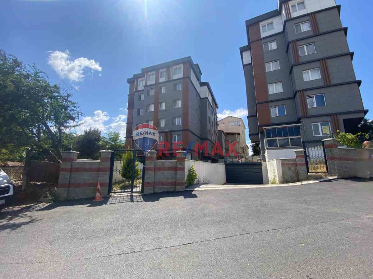 SANCAKTEPE'DE BUTIK SITE IÇINDE OTOPARKLI YENI BINADA SATILIK 3+1 DAİRE 