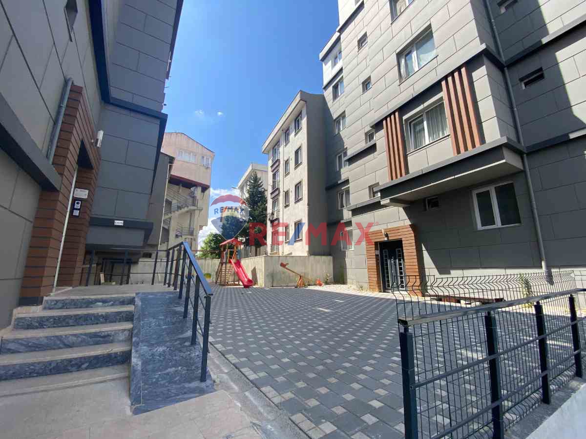 SANCAKTEPE'DE BUTIK SITE IÇINDE OTOPARKLI YENI BINADA SATILIK 3+1 DAİRE 