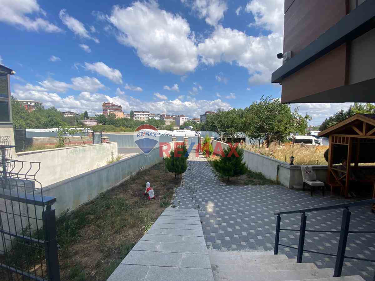 SANCAKTEPE'DE BUTIK SITE IÇINDE OTOPARKLI YENI BINADA SATILIK 3+1 DAİRE 