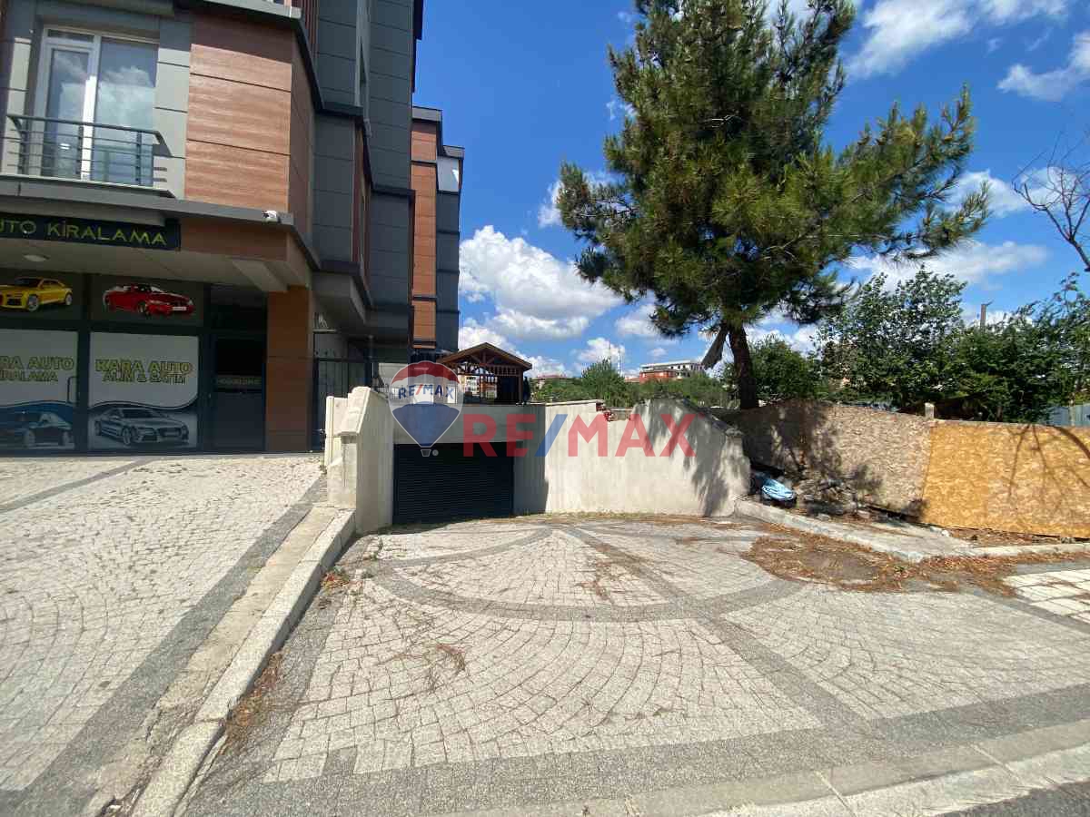 SANCAKTEPE'DE BUTIK SITE IÇINDE OTOPARKLI YENI BINADA SATILIK 3+1 DAİRE 