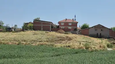 GÖYNÜK KIZILKUYU’DA 4.352 M² İMARLI ARSA (2.190 M²) + TARLA