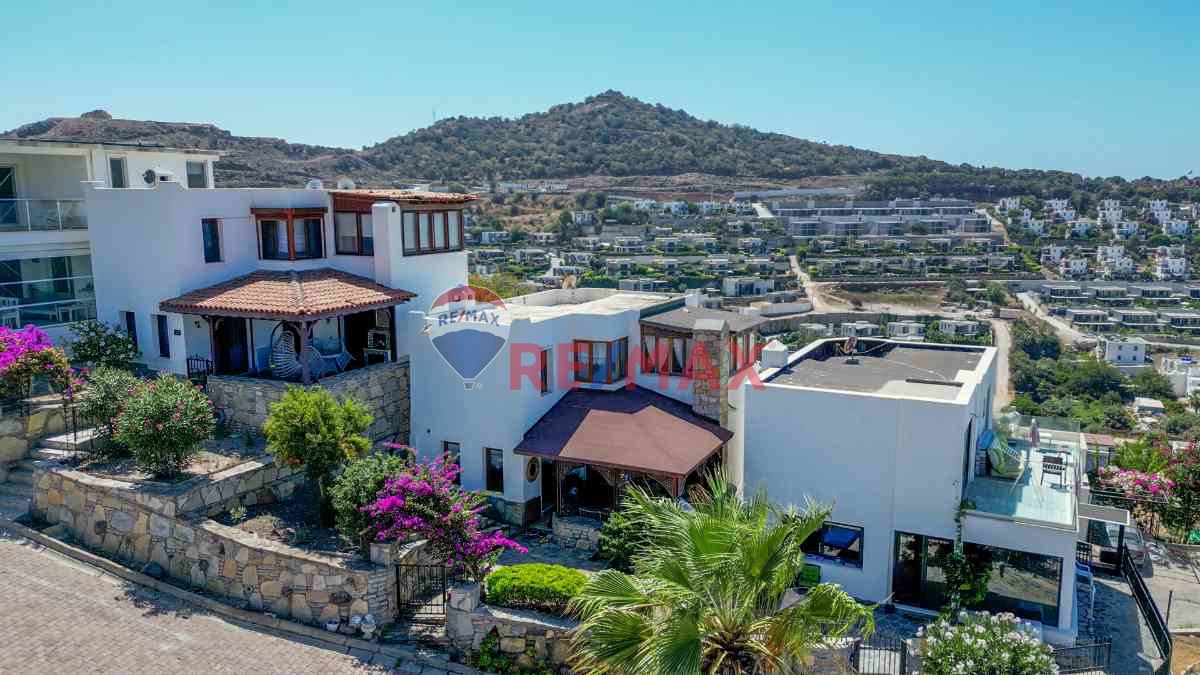 GÜMÜŞLÜK SITE IÇINDE DENIZ MANZARALI MÜSTAKIL EV