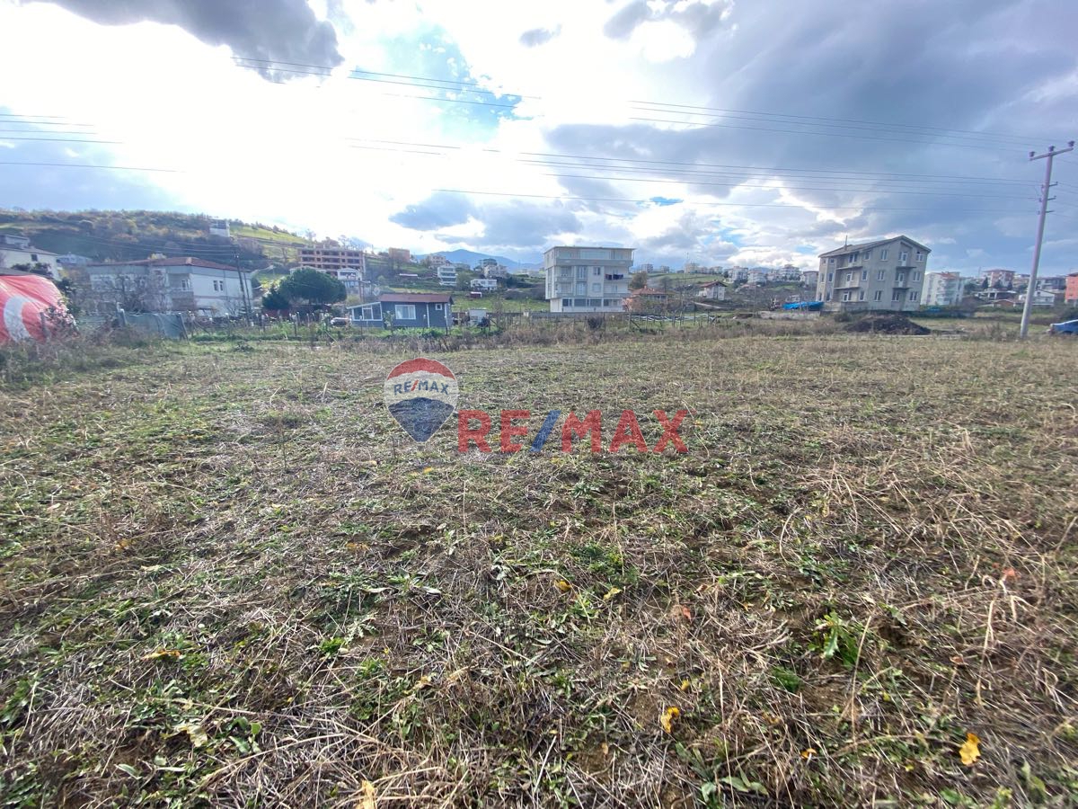 REMAX KUZEYDEN HARİKA KONUMDA SATILIK ARSA