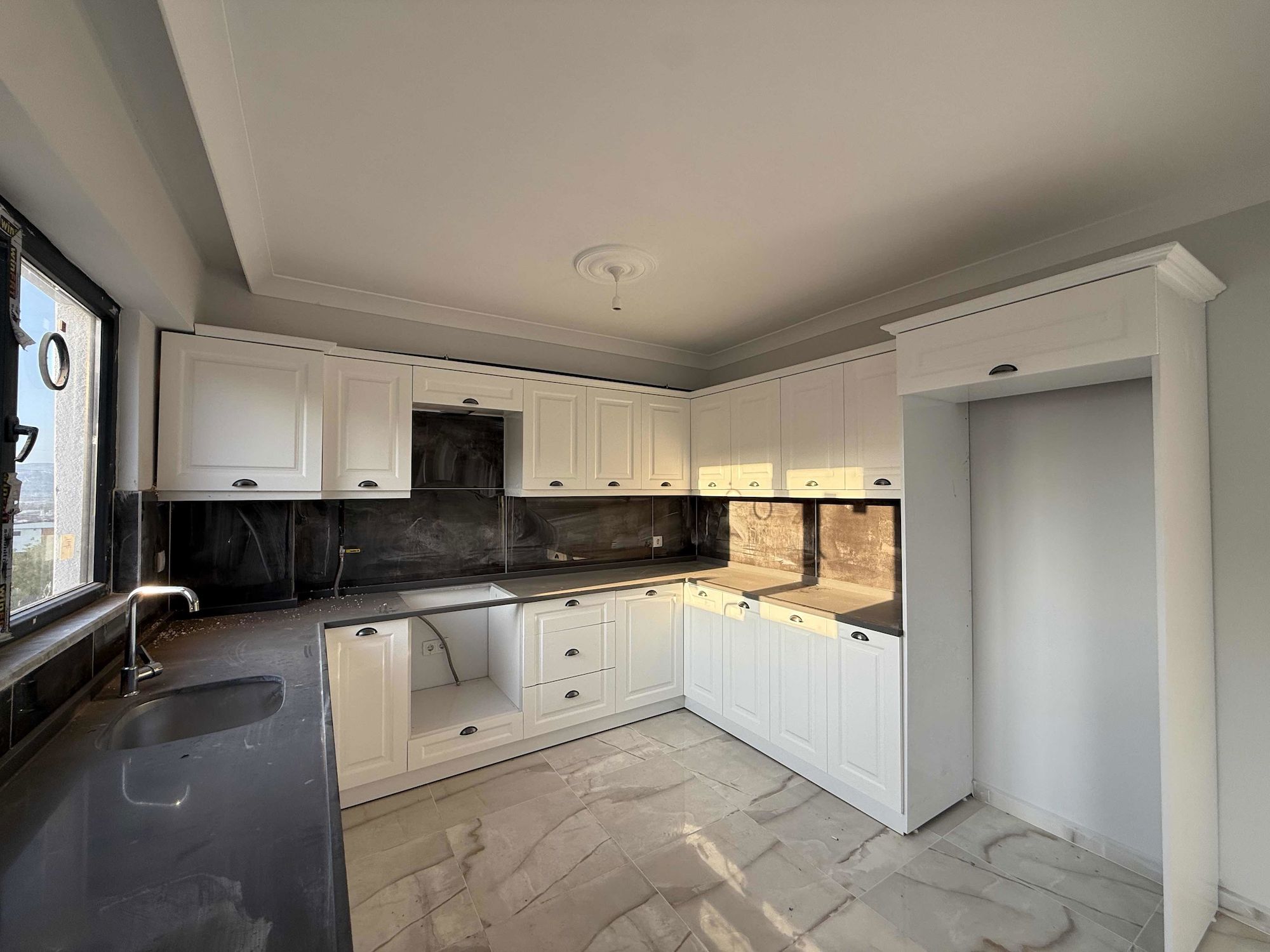 RE/MAX BAŞİSKELE YEŞİLYURTTA DENİZ MANZARALI 4+1 ÇATI DUBLEKS