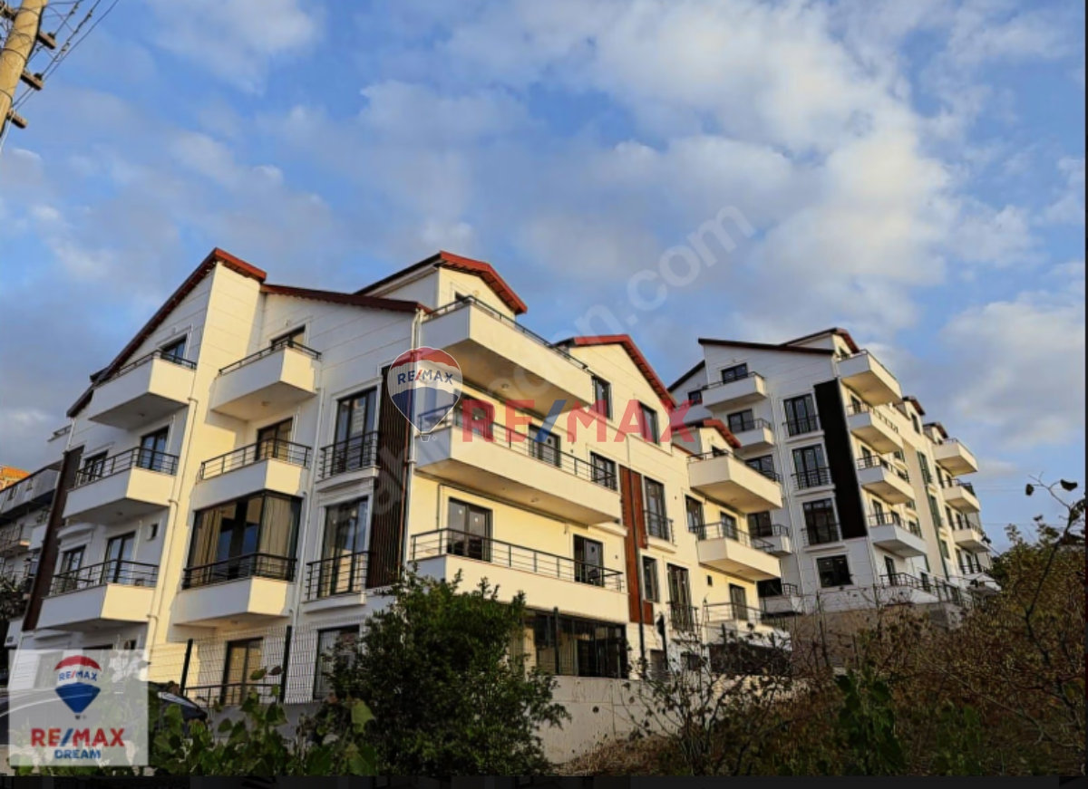 RE/MAX BAŞİSKELE YEŞİLYURTTA DENİZ MANZARALI 4+1 ÇATI DUBLEKS