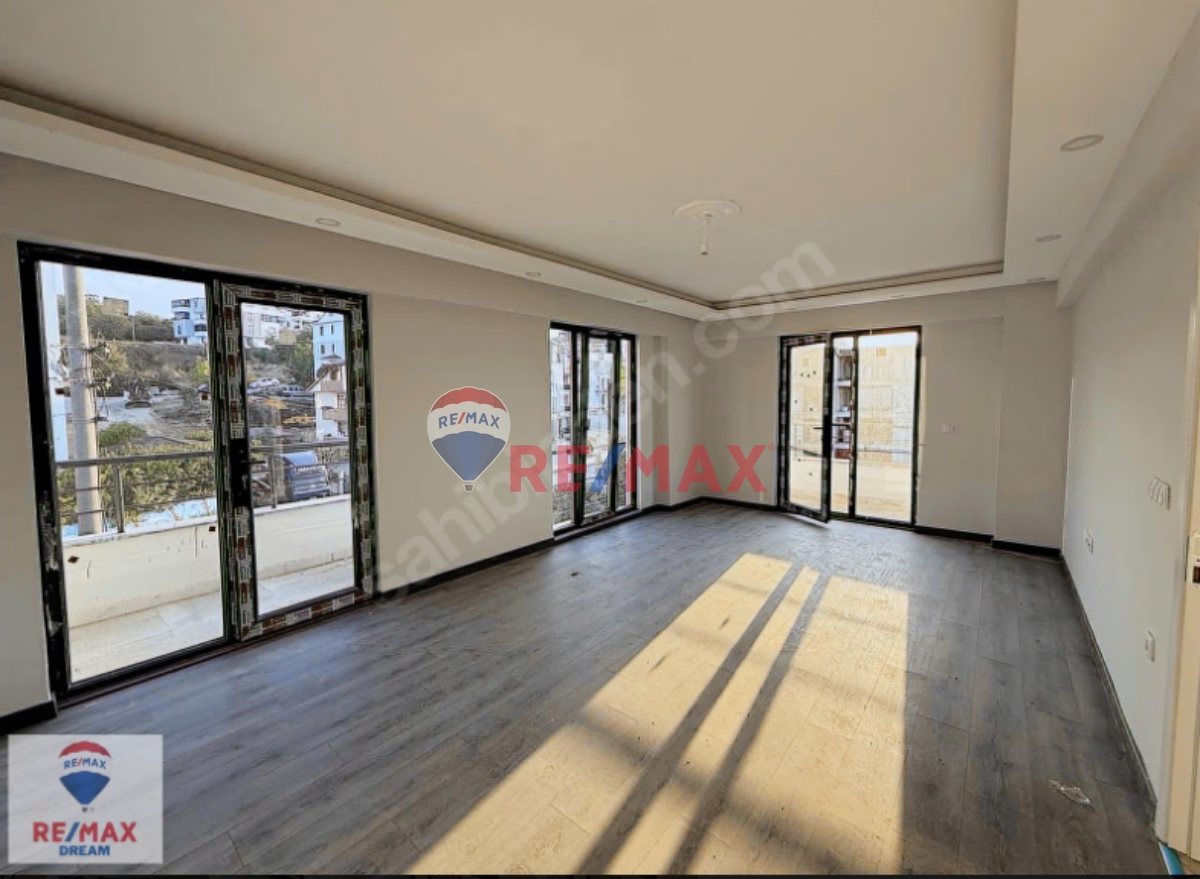 RE/MAX BAŞİSKELE YEŞİLYURTTA DENİZ MANZARALI 4+1 ÇATI DUBLEKS