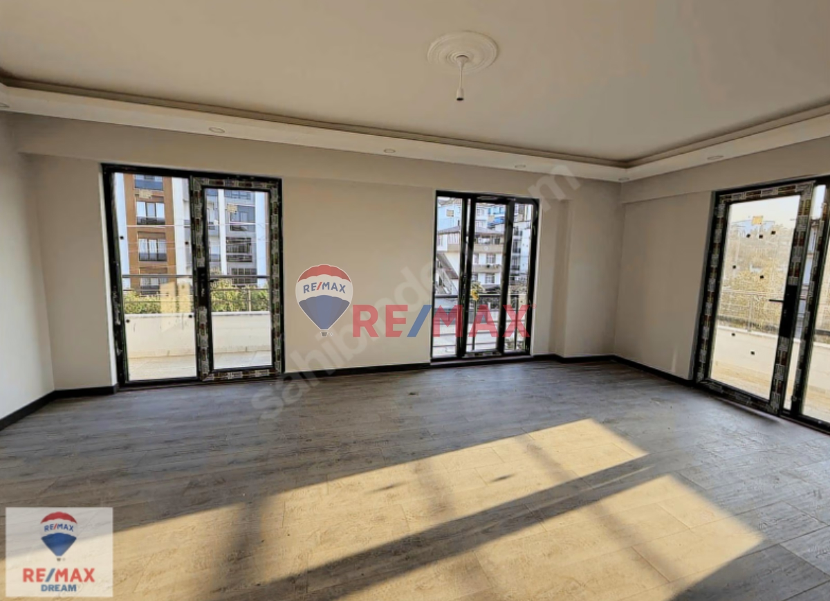 RE/MAX BAŞİSKELE YEŞİLYURTTA DENİZ MANZARALI 4+1 ÇATI DUBLEKS