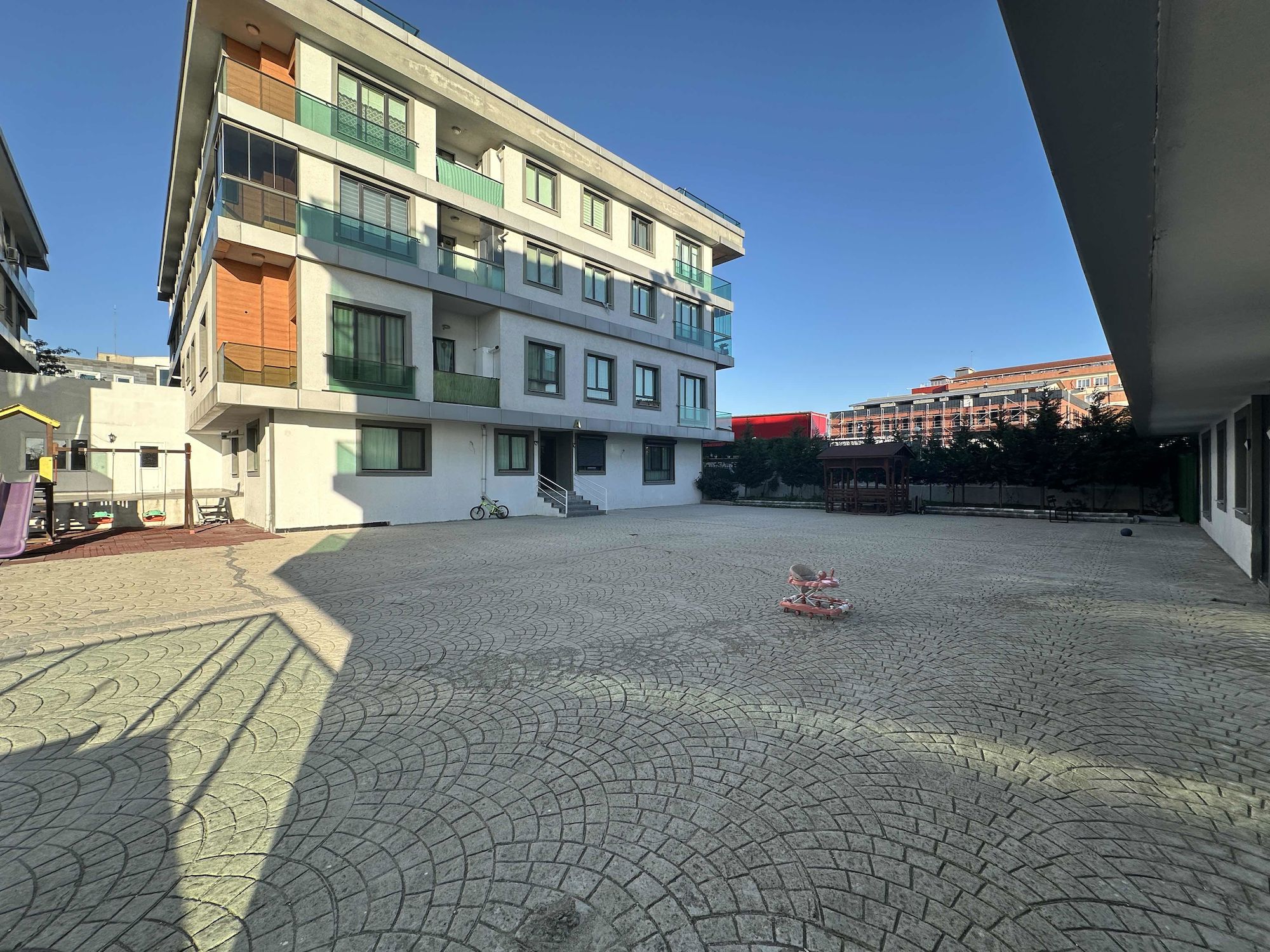 CAMELLİA 2 EVLERİ SATILIK ARA KAT GENİŞ 3+1