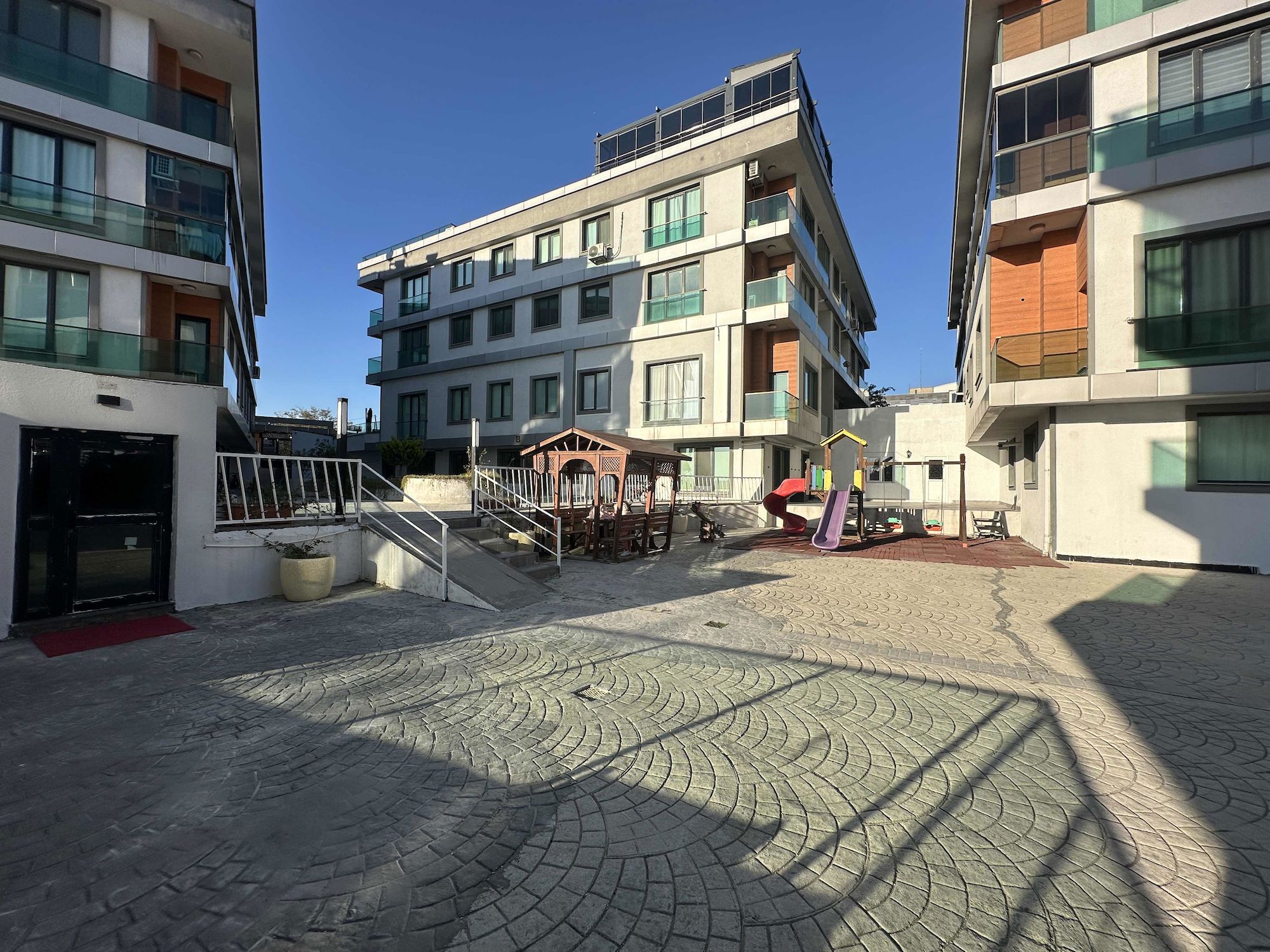 CAMELLİA 2 EVLERİ SATILIK ARA KAT GENİŞ 3+1