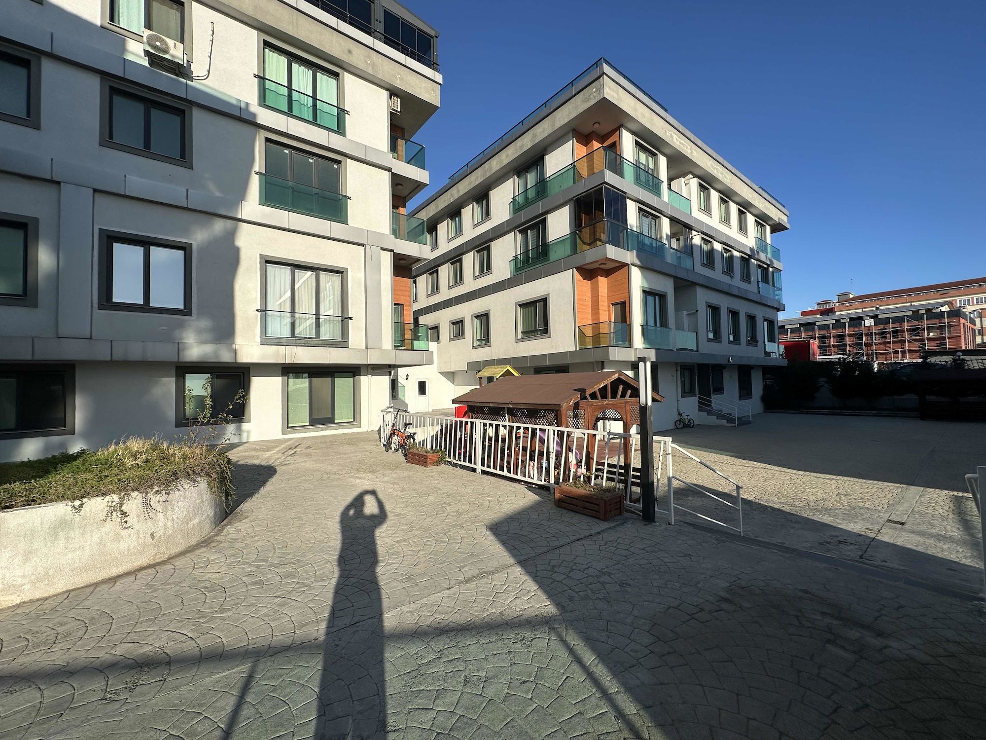 CAMELLİA 2 EVLERİ SATILIK ARA KAT GENİŞ 3+1