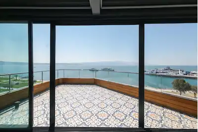 İZMIR KARŞIYAKA BOSTANLI DA KESİNTİSİZ DENİZ MANZARALI TERAS DUBLEKS YALI DAIRESI