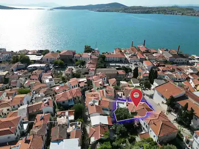 AYVALIK’TA TİCARİ KULLANIMA UYGUN SATILIK 3 ADET BAHÇELİ TAŞ EV