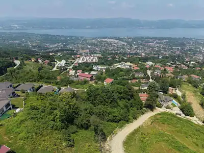 SAPANCA’DA GÖL MANZARALI SATILIK KONUT (VİLLA) İMARLI 5454 M2 ARSA