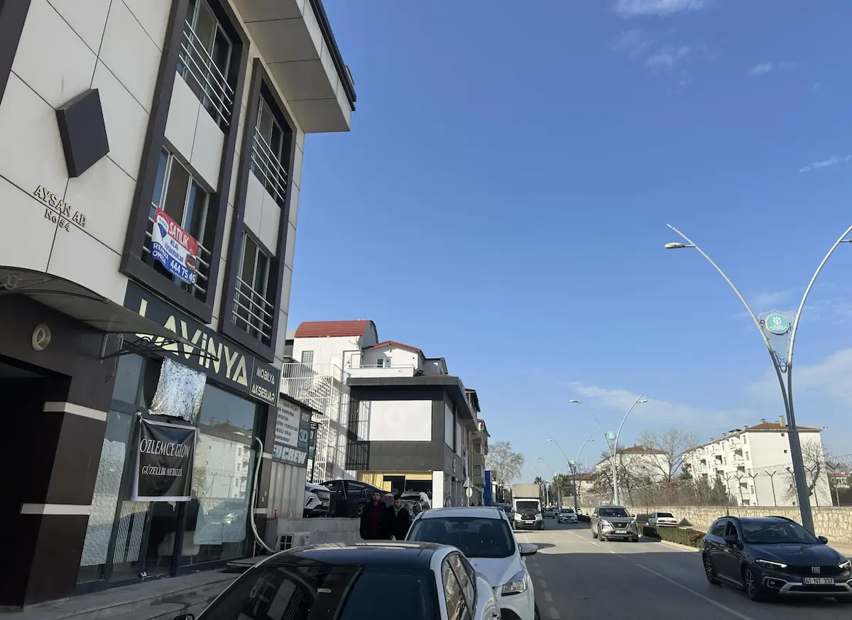 GÖLCÜK ÇARŞI'DA SATILIK 2+1 DAIRE - MERKEZI KONUM