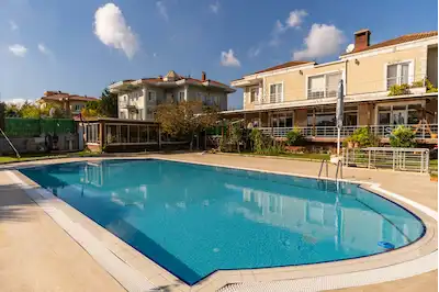 TEPEKENT VİLLARINDA 2000M2 ARSA IÇERISINDE SATILIK 7+2 HAVUZLU VILLA